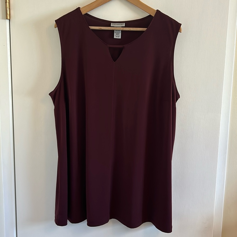 Catherines VGUC sleeveless blouse with keyhole in the front